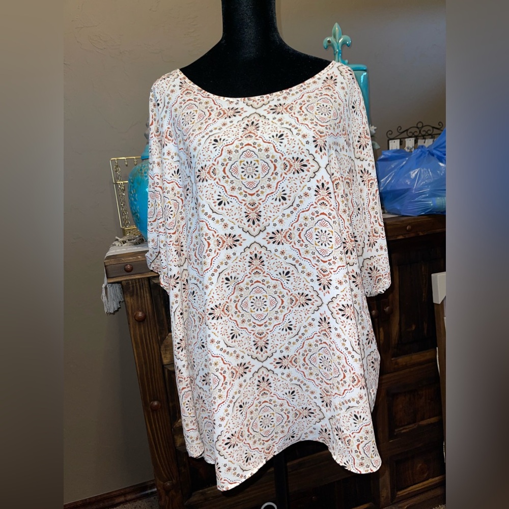 Maurices short sleeve back zip blouse 3X line new 100% polyester wrinkle free